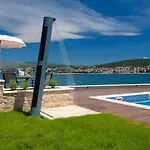 ヴィラ Luxury Beachfront Villa Trogir 1 On Ciovo With 2 Pools トロギール