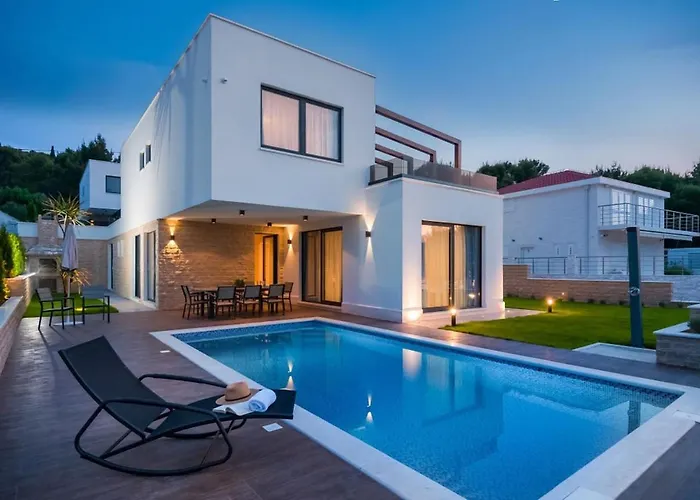 Villa Luxury Beachfront 1 With Private Pool, Jacuzzi And Gym At The On Ciovo - Okrug Gornji