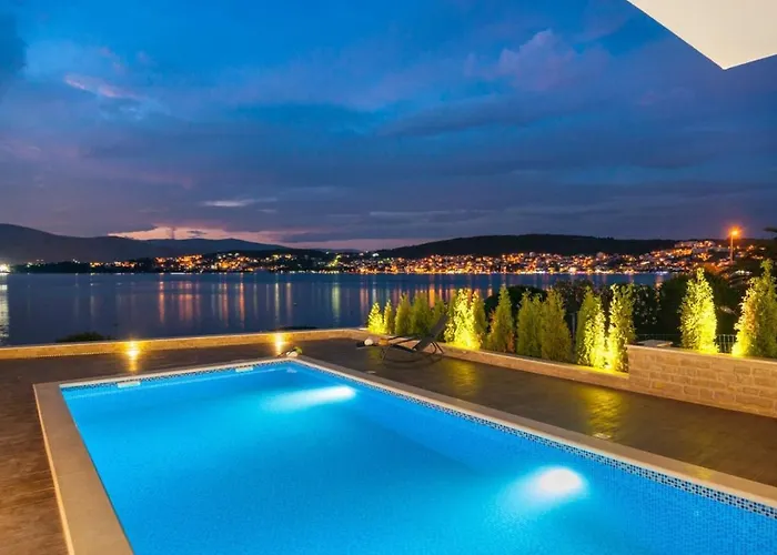 Luxury Beachfront 1 With Private Pool, Jacuzzi And Gym At The On Ciovo - Okrug Gornji Trogir