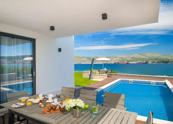 Luxury Beachfront 1 With Private Pool, Jacuzzi And Gym At The On Ciovo - Okrug Gornji *
