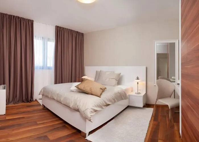 Luxury Beachfront 1 With Private Pool, Jacuzzi And Gym At The On Ciovo - Okrug Gornji Villa Trogir