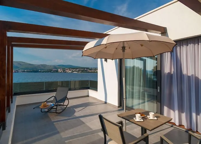 Luxury Beachfront 1 With Private Pool, Jacuzzi And Gym At The On Ciovo - Okrug Gornji Villa Trogir
