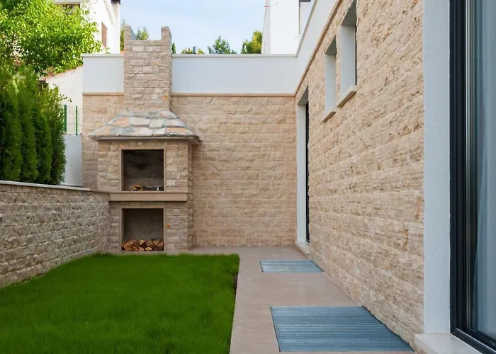 Luxury Beachfront 1 With Private Pool, Jacuzzi And Gym At The On Ciovo - Okrug Gornji Villa Trogir