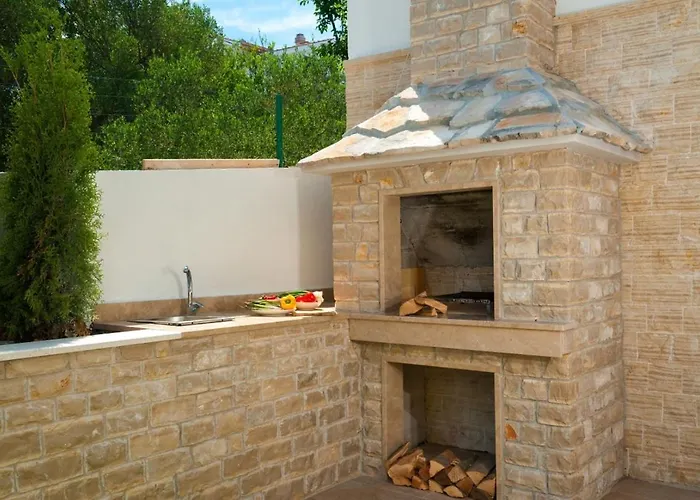 Villa Luxury Beachfront 1 With Private Pool, Jacuzzi And Gym At The On Ciovo - Okrug Gornji