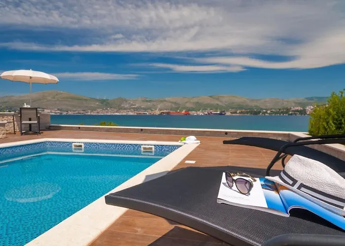 Luxury Beachfront 1 With Private Pool, Jacuzzi And Gym At The On Ciovo - Okrug Gornji Villa Trogir