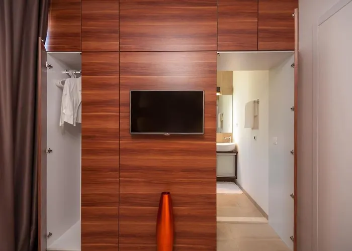 Luxury Beachfront 1 With Private Pool, Jacuzzi And Gym At The On Ciovo - Okrug Gornji Villa Trogir