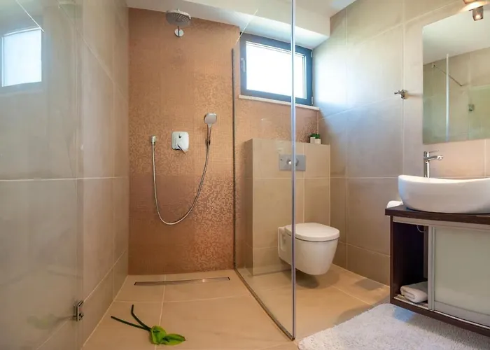 Luxury Beachfront 1 With Private Pool, Jacuzzi And Gym At The On Ciovo - Okrug Gornji *